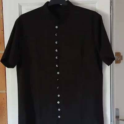 Chemise noire col Mao. Marque Manfinity .taille 44 ou L